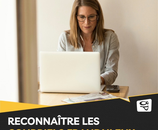 femmes assises à une table en bois sur son ordinateur portable portant des écouteurs