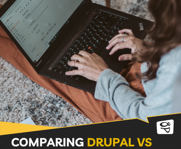 Femme professionnelle utilisant son ordinateur avec une interface Drupal